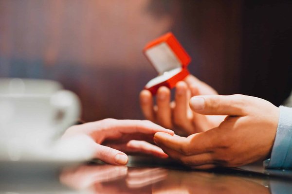 Bague de fiançailles : bons plans pour les petits budgets