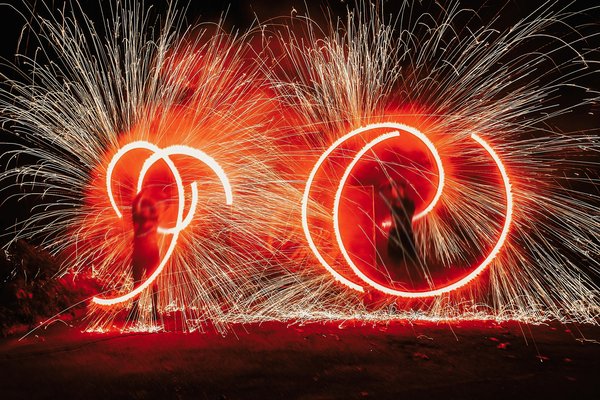 Cascades d'artifice : spectacle aérien féerique