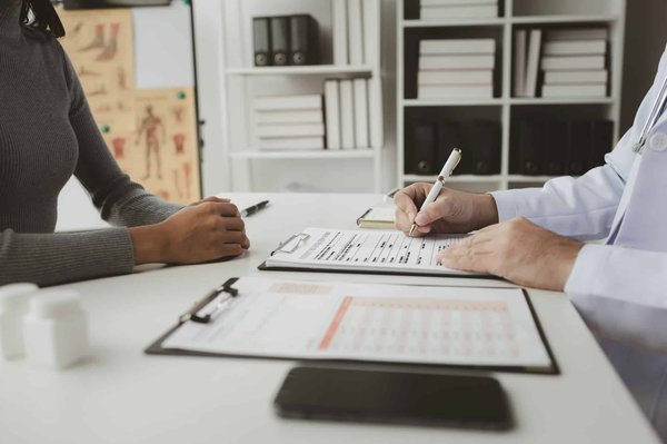 Comment un centre dentaire peut-il traiter les maladies parodontales avancées ?