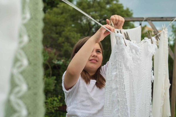 Comment un petit village peut-il devenir autonome en énergie grâce à des solutions renouvelables ?